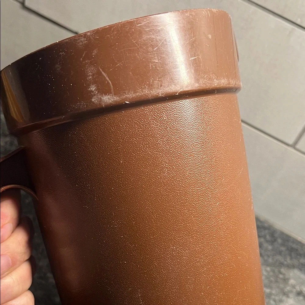 Tupperware 2 qt Brown Pitcher with Lid. Good condition